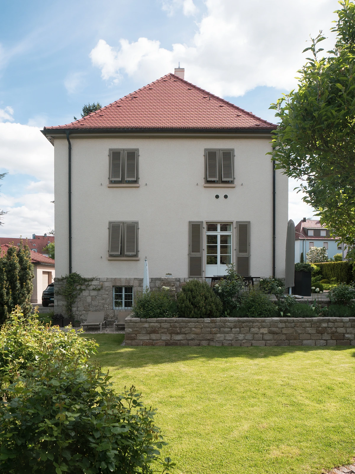 Außenansicht einer sanierten Innenstadtvilla