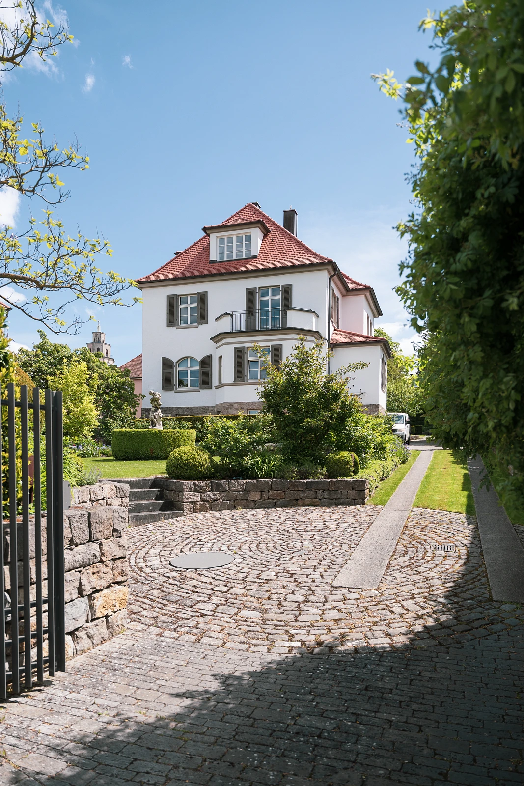 Gründerzeitvilla nach Sanierung Außenfassade mit Klappläden