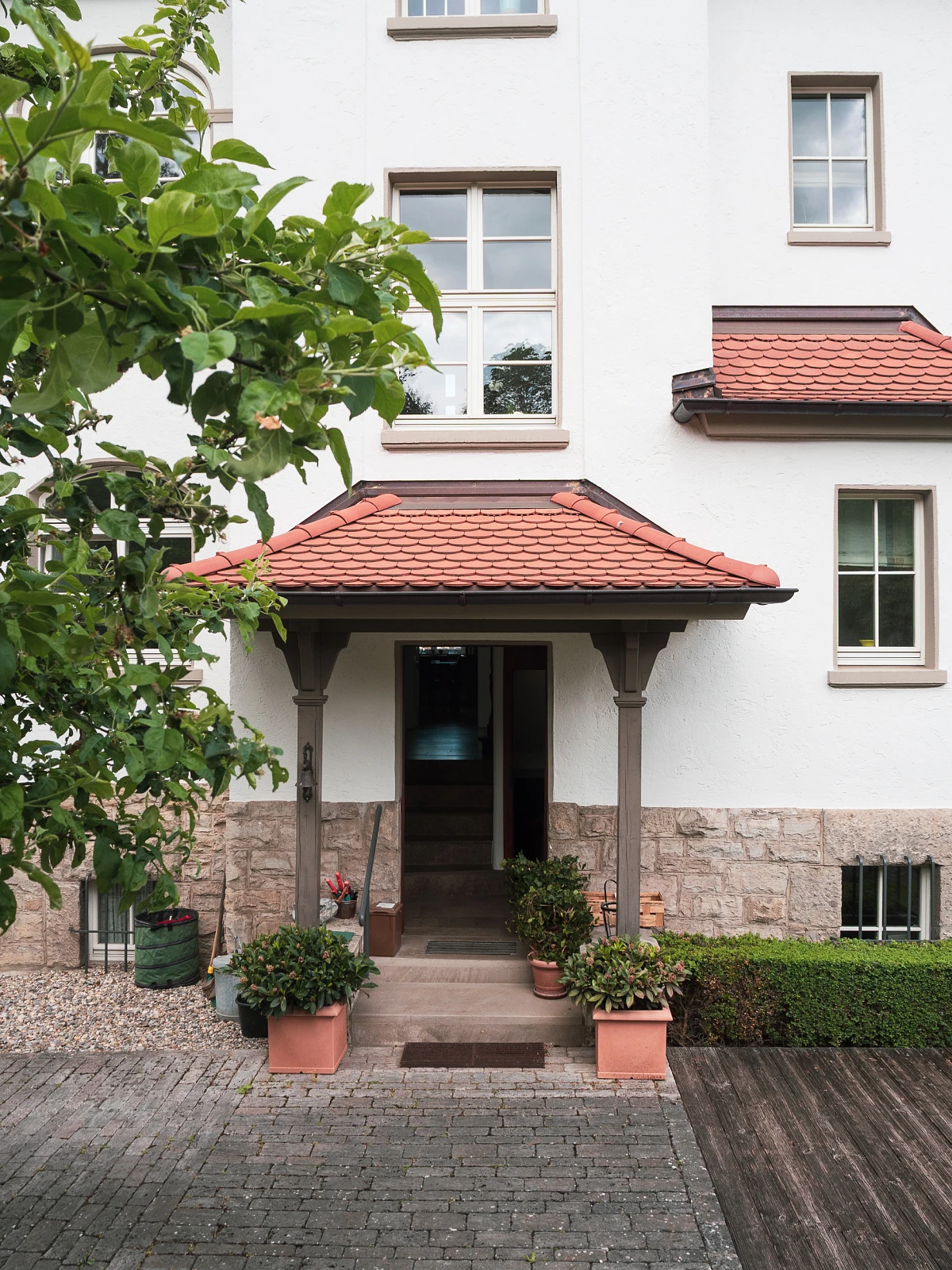 Gründerzeitvilla nach Sanierung Außenfassade mit Klappläden