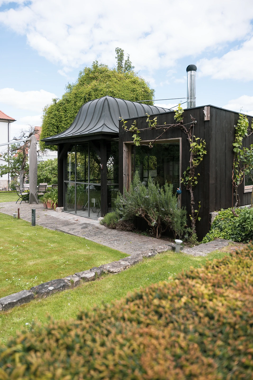 Gründerzeitvilla nach Sanierung mit saniertem Gartenhaus