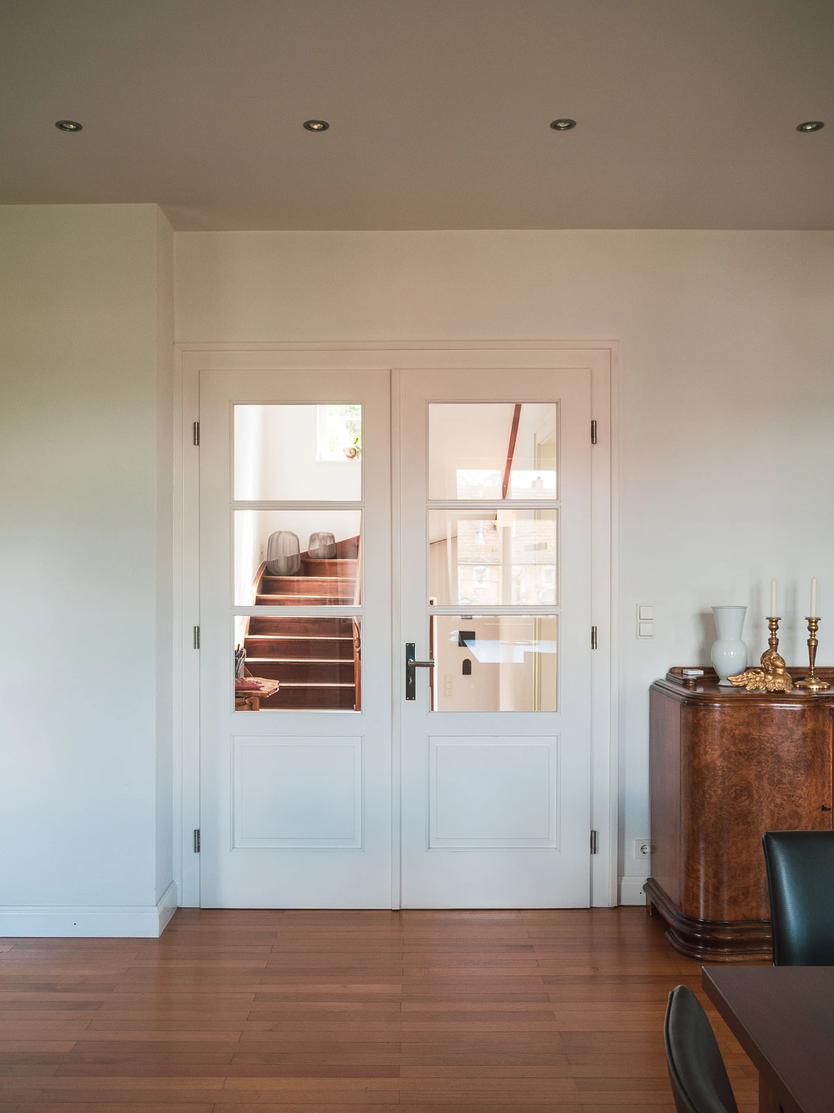 Innenansicht Wohnzimmer einer sanierten Gründerzeitvilla