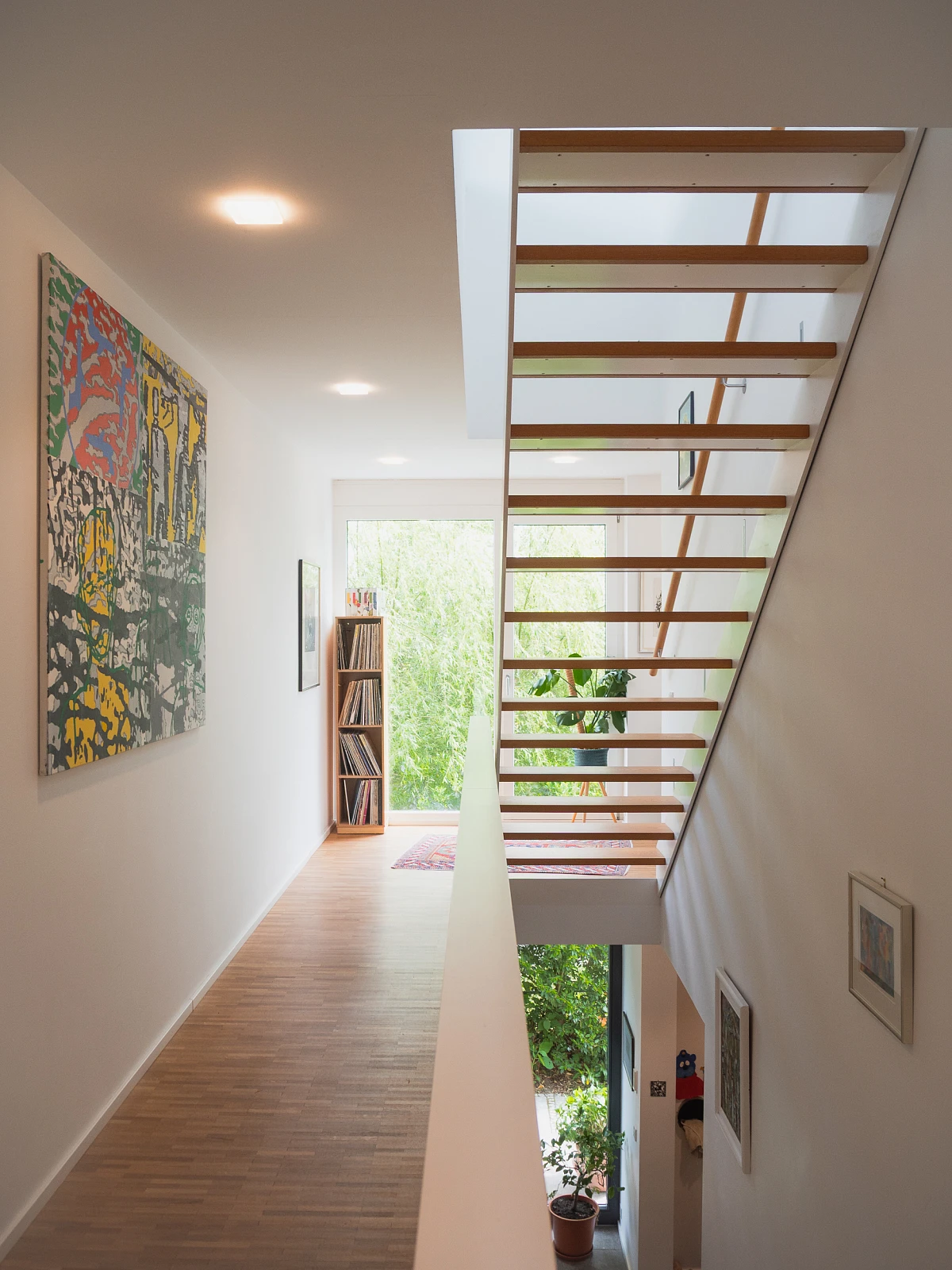 Ansicht einer einläufigen Treppen mit Metallwange