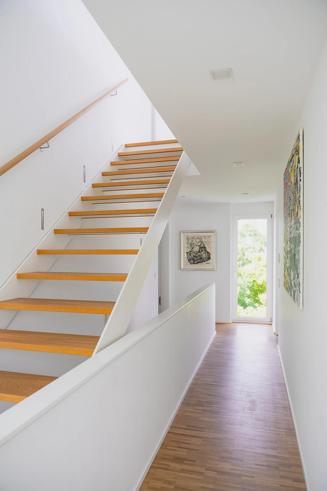 Ansicht einer einläufigen Treppen mit Metallwange