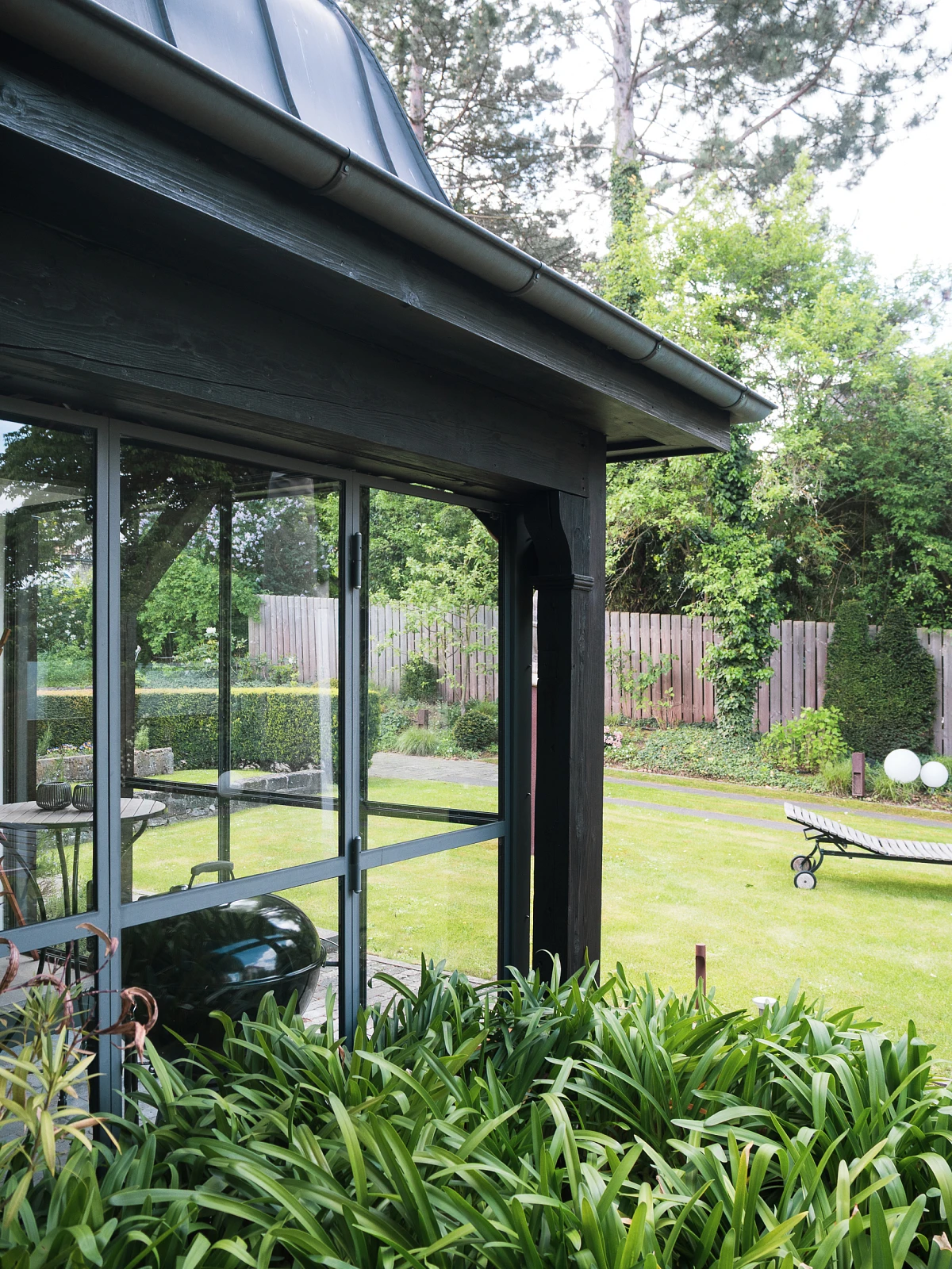 Gründerzeitvilla nach Sanierung mit saniertem Gartenhaus