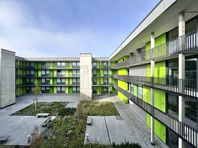 Außenansicht Studierendenwohnheim mit innenliegedem Laubengang und Plattenwerkstoff