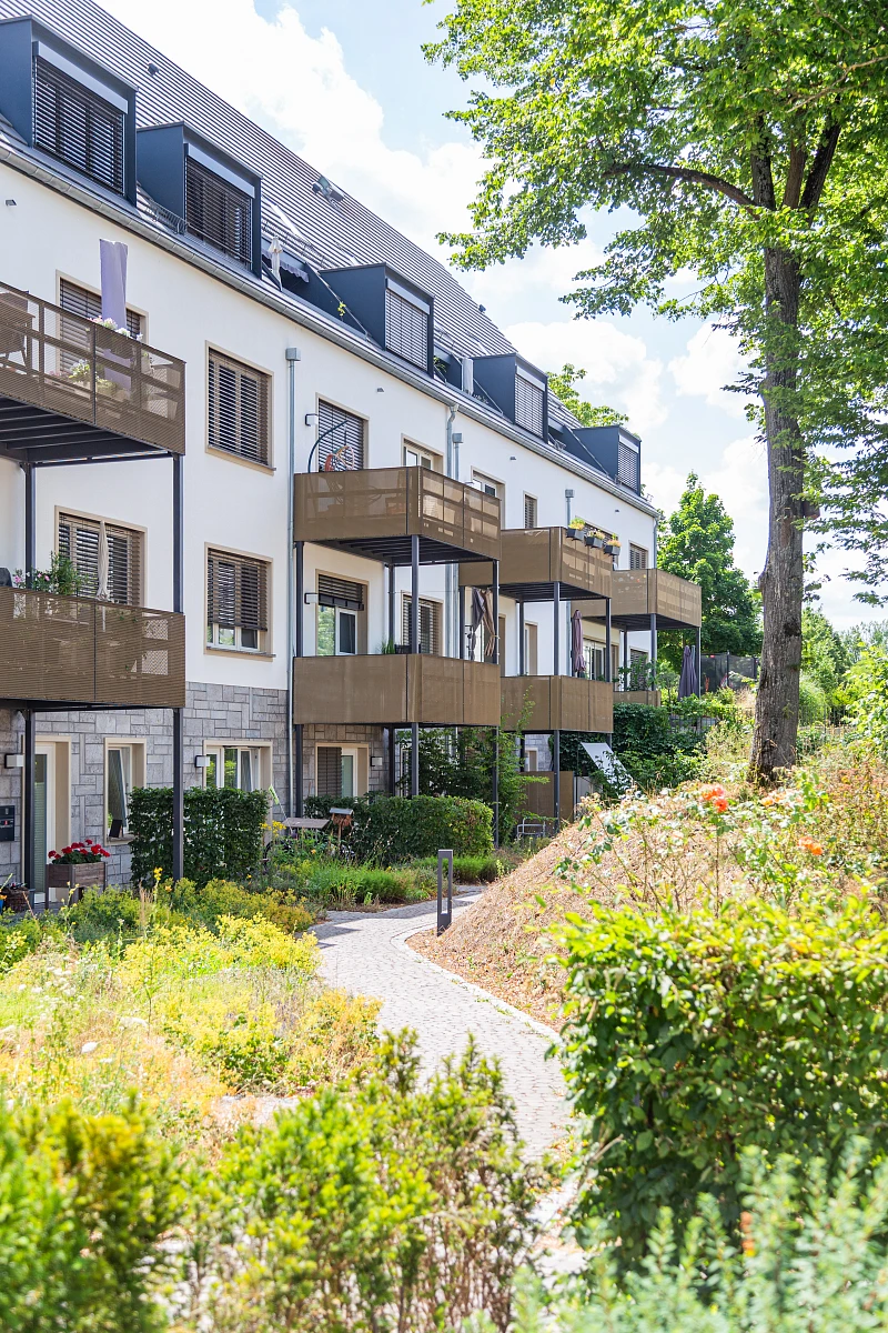 Wohnen im Grünen, Vorgestellte Balkone an einer Sanierung