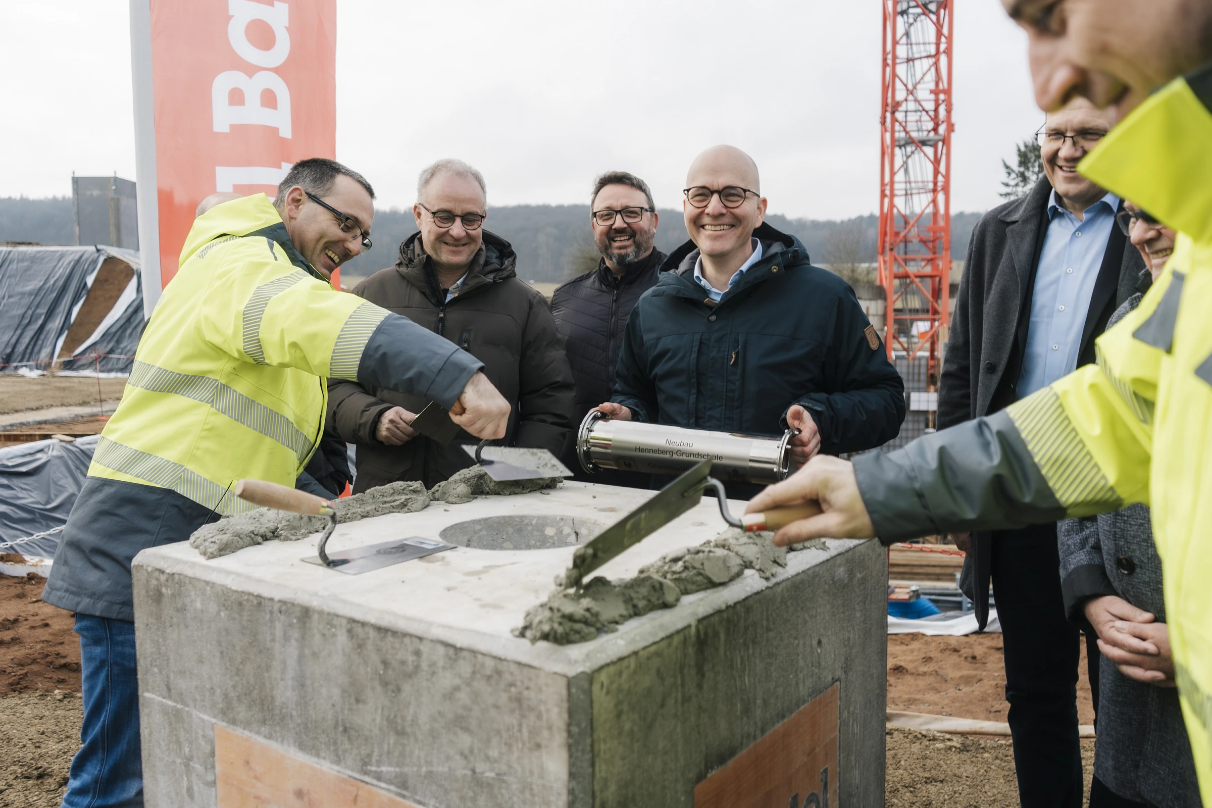Einsetzen der Zeitkapsel Henneberg-Schule